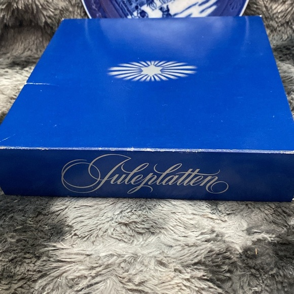 Royal Copenhagen 1992 Queen's Carriage Year Plate - Picture 8 of 16